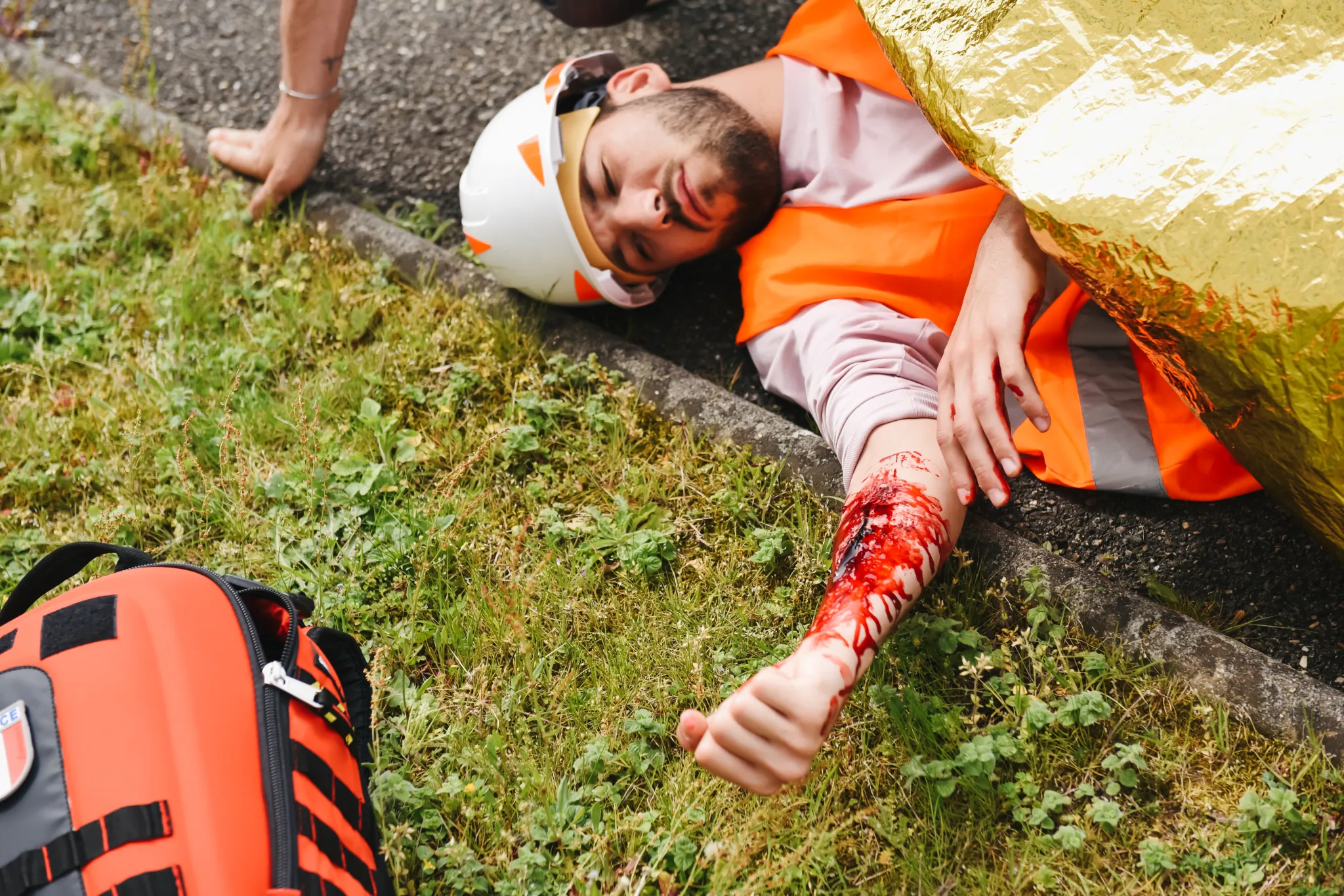 Homme blessé au bras avec un gilet de sécurité