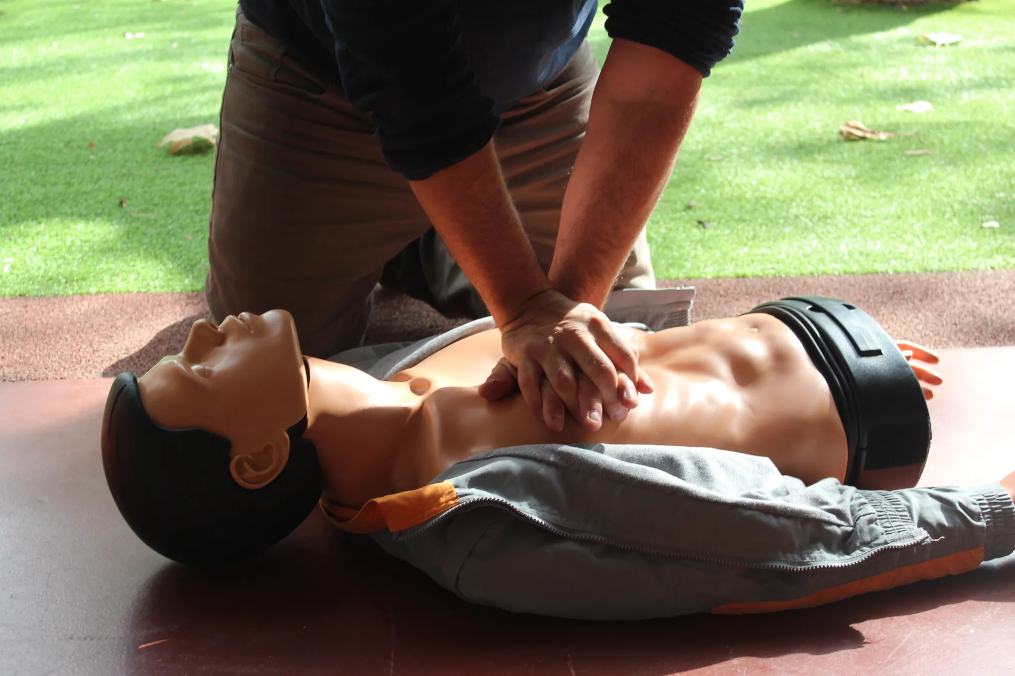 massage-cardiaque-mannequin Personne effectuant un massage cardiaque sur un mannequin.