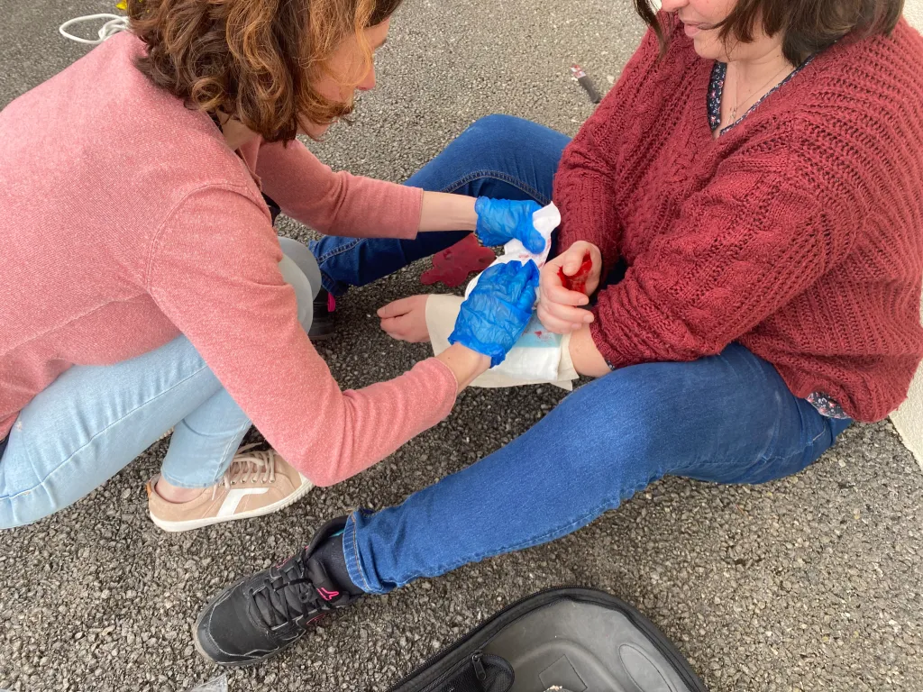 Soins-Premiers-Secours-PSC Deux personnes pratiquent des soins de premiers secours.